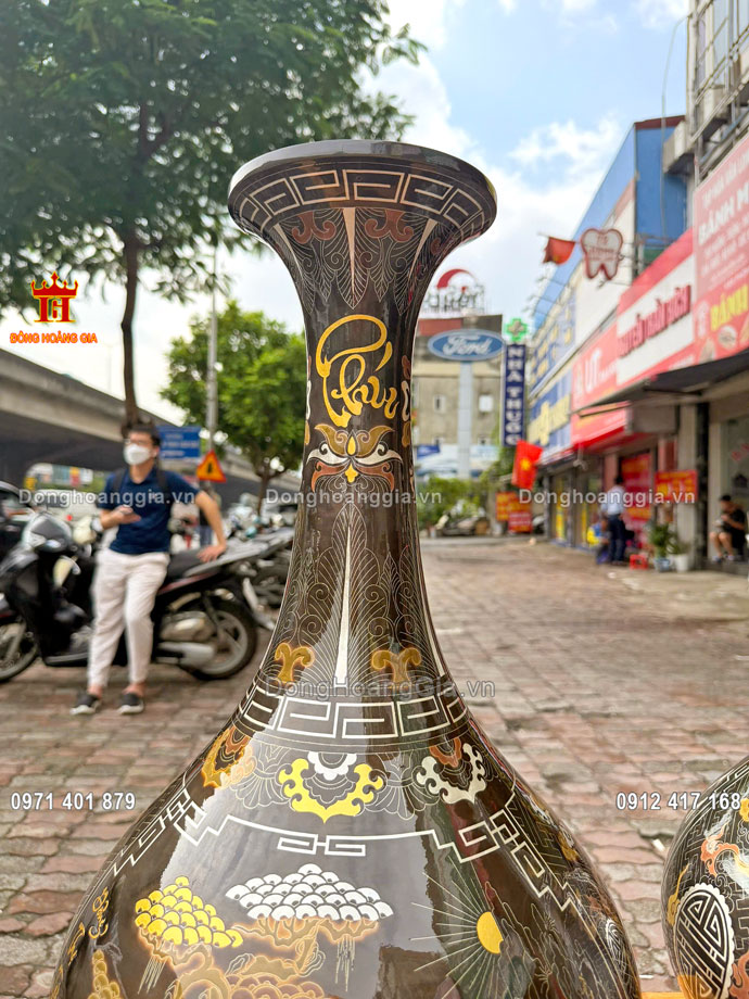 Phần cổ bình thu nhỏ theo dáng thoải mang lại nét độc đáo cho sản phẩm